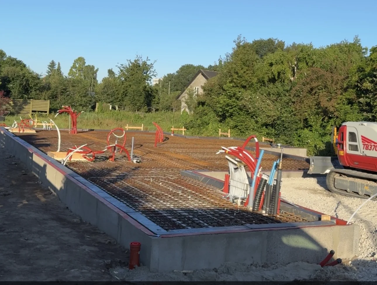 Granittrappe og fundament ved hovedindgang