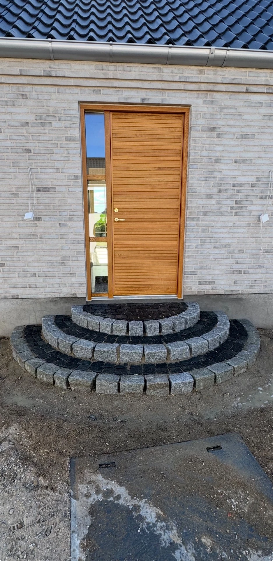 Granittrappe og fundament ved hovedindgang
