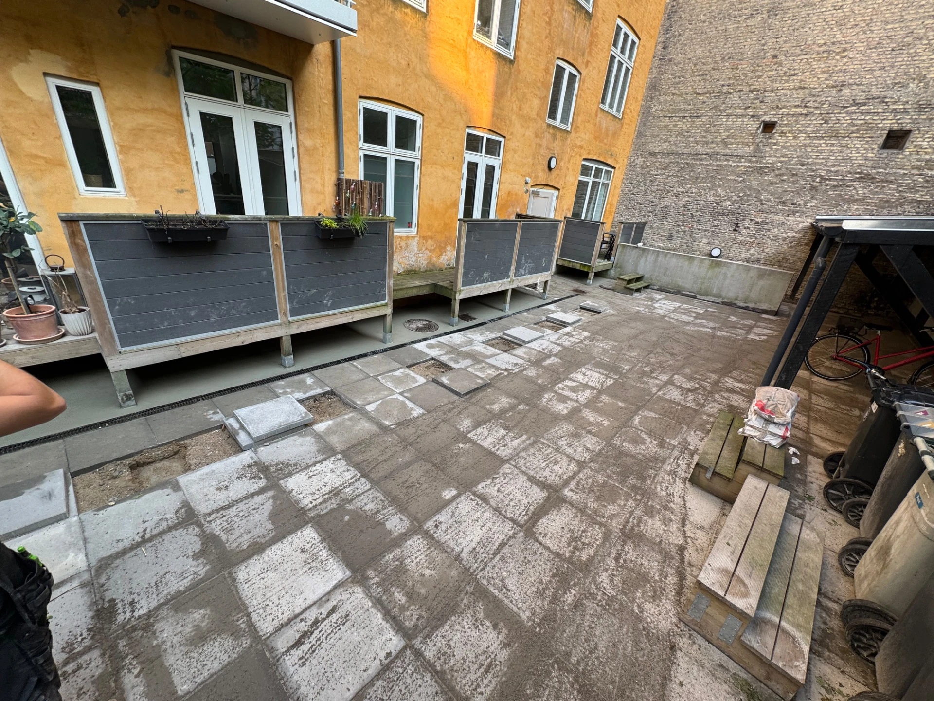 Ny sandfangsbrønd og fliselægning ved gårdsplads